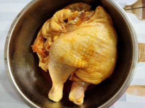 鸡腿清洗干净，放入30克（1袋）盐焗粉和适量的食用油，涂抹均匀腌制30分钟入味儿！（有时间的可以提前一晚上腌制，味道更入味儿，更好！）