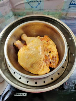 水开，放入腌制好的鸡腿！