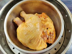 水开，放入腌制好的鸡腿！