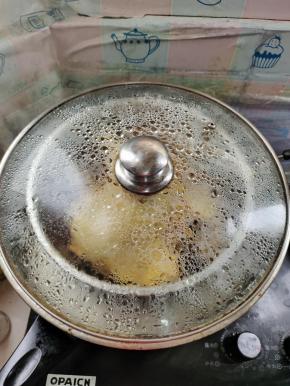 盖上盖子，大火蒸40分钟！（记得水要多加一点点，不要让锅里的水烧干了！）