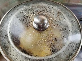 盖上盖子，大火蒸40分钟！（记得水要多加一点点，不要让锅里的水烧干了！）