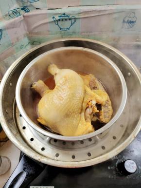 蒸好的鸡腿取出来，稍微晾一下！以免撕的时候太烫！