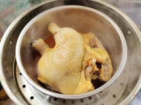 蒸好的鸡腿取出来，稍微晾一下！以免撕的时候太烫！