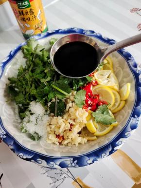 碗中放入切好的柠檬片，小米辣，蒜末，香菜，白糖，太太乐鲜贝露调味汁！