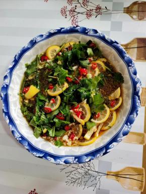 倒入蒸盘里的鸡汤，搅拌均匀调成料汁儿！