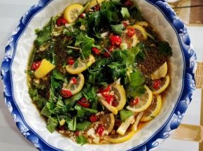 倒入蒸盘里的鸡汤，搅拌均匀调成料汁儿！