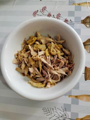 戴上一次性手套，把蒸好的鸡腿撕开！