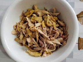 戴上一次性手套，把蒸好的鸡腿撕开！