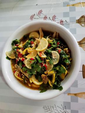 淋入调好的料汁儿拌匀即可！