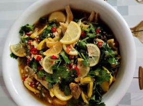 淋入调好的料汁儿拌匀即可！