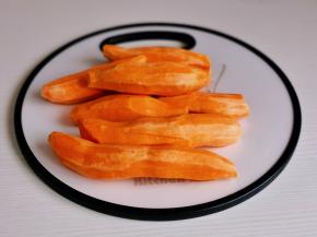 红薯去皮洗净。