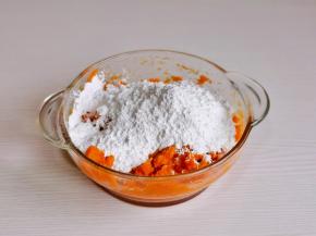 加入糯米粉。（糯米粉的量可以根据实际情况增减）