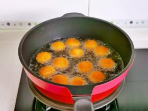 锅中加入食用油至7分热，下红薯丸子。