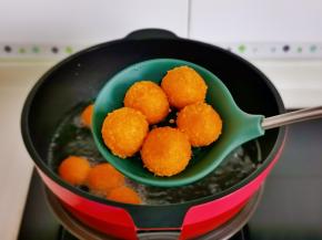 中小火炸至金黄捞出控油。