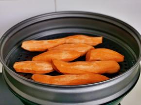 隔水蒸熟。