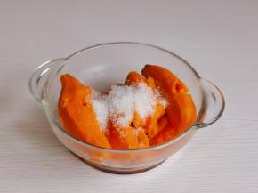 蒸熟的地瓜放入碗中，加入白砂糖。