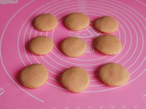 揉圆后再压扁。