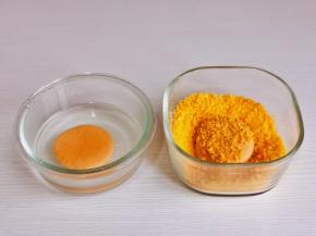 先沾水，再裹面包糠。