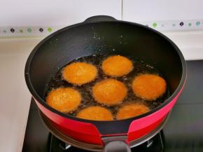 油温7成热加入红薯饼。
