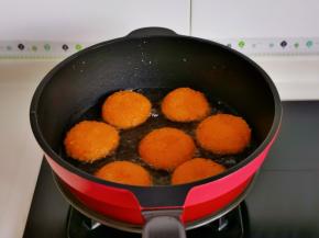 小火炸至金黄即可。