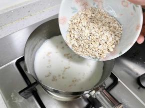 锅中倒入牛奶，加热，把燕麦片倒入，拌匀。
