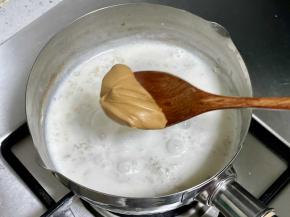 加入一勺无糖花生酱，继续拌匀。