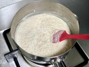 一边加热一边搅拌至燕麦粥变浓稠；