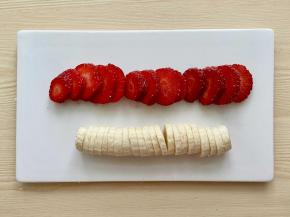 把草莓洗净切成圆片，香蕉剥皮切片；