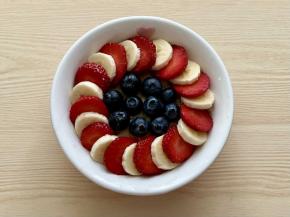 在碗中间放上蓝莓；