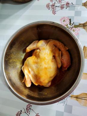 清洗干净的三黄鸡加一包盐焗鸡粉和食用油，涂抹均匀，放在冰箱冷藏腌制一晚上入味儿！（如果急着吃最少也要腌制30分钟左右！）