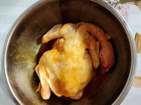 清洗干净的三黄鸡加一包盐焗鸡粉和食用油，涂抹均匀，放在冰箱冷藏腌制一晚上入味儿！（如果急着吃最少也要腌制30分钟左右！）