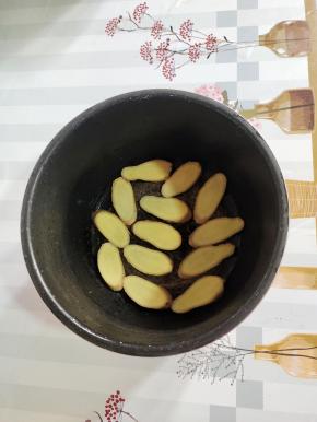 电饭煲底铺上姜片！防止鸡肉粘在锅底！