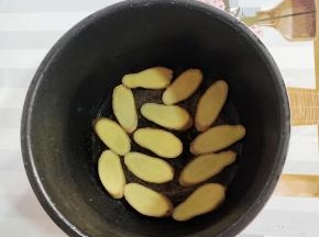 电饭煲底铺上姜片！防止鸡肉粘在锅底！