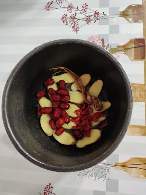 放入清洗干净的红枣枸杞和党参！