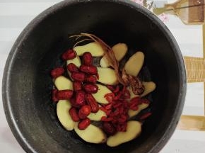 放入清洗干净的红枣枸杞和党参！