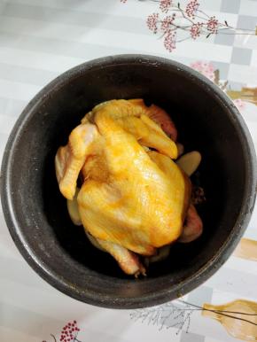 放入腌制好的鸡！