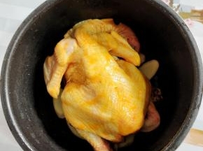 放入腌制好的鸡！