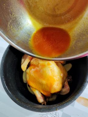 倒入腌制鸡的料汁儿！