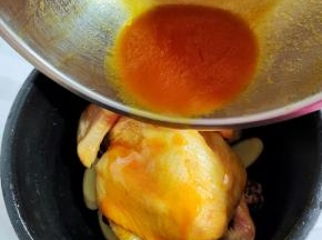 倒入腌制鸡的料汁儿！