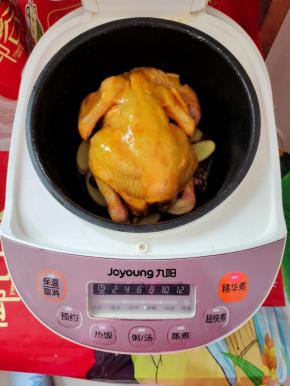 把电饭煲内胆外面的水，用干毛巾擦干水分！放入电饭煲内！