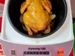 把电饭煲内胆外面的水，用干毛巾擦干水分！放入电饭煲内！