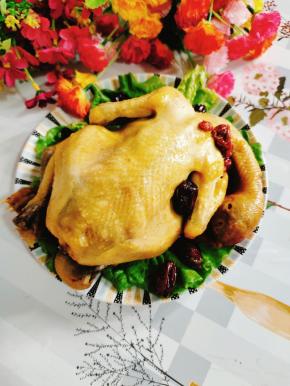 做好的盐焗鸡，颜色金黄诱人！