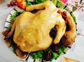 做好的盐焗鸡，颜色金黄诱人！