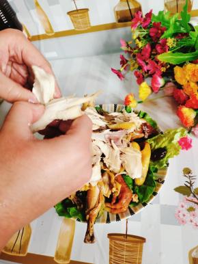 手清洗干净，把鸡肉撕成条！