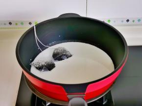 牛奶与红茶包煮沸。