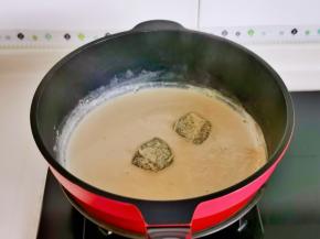 煮出茶色，捞出茶包。