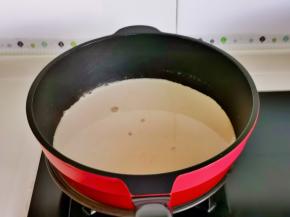 加入泡软的吉利丁片搅拌至融化，晾至余温。