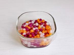 彩色小芋圆煮熟捞出过冷水。（用珍珠也可以）