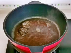 红茶包+纯净水煮出茶色。