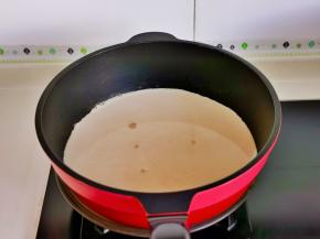 加入牛奶煮2分钟关火，加入炼乳搅拌均匀，晾至余温。